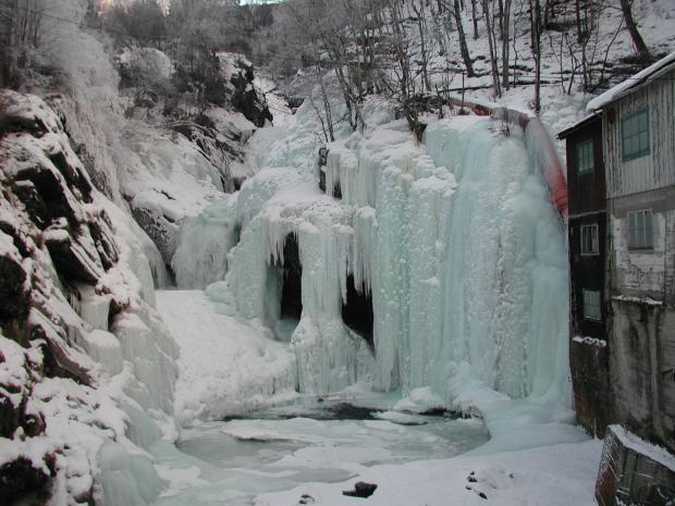 Vereister Wasserfall im Gudbrandsdal