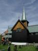 Die Stabkirche von Hedalen wird gerade geteert