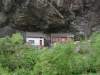 Huser unter dem Felsen