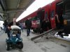 Rollstuhlfahrer und Eisenbahn