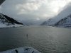 Das Schiff schiebt sich durch den Raftsund