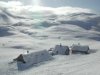 Eingschneite Huser in der Hardangervidda