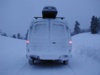 Fahrzeugheck nach Schneefahrt